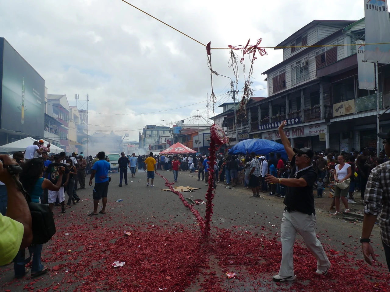 Straatbeeld in Paramaribo tijdens een pagarra-estafette in 2009, met een lang rood spoor op de weg.