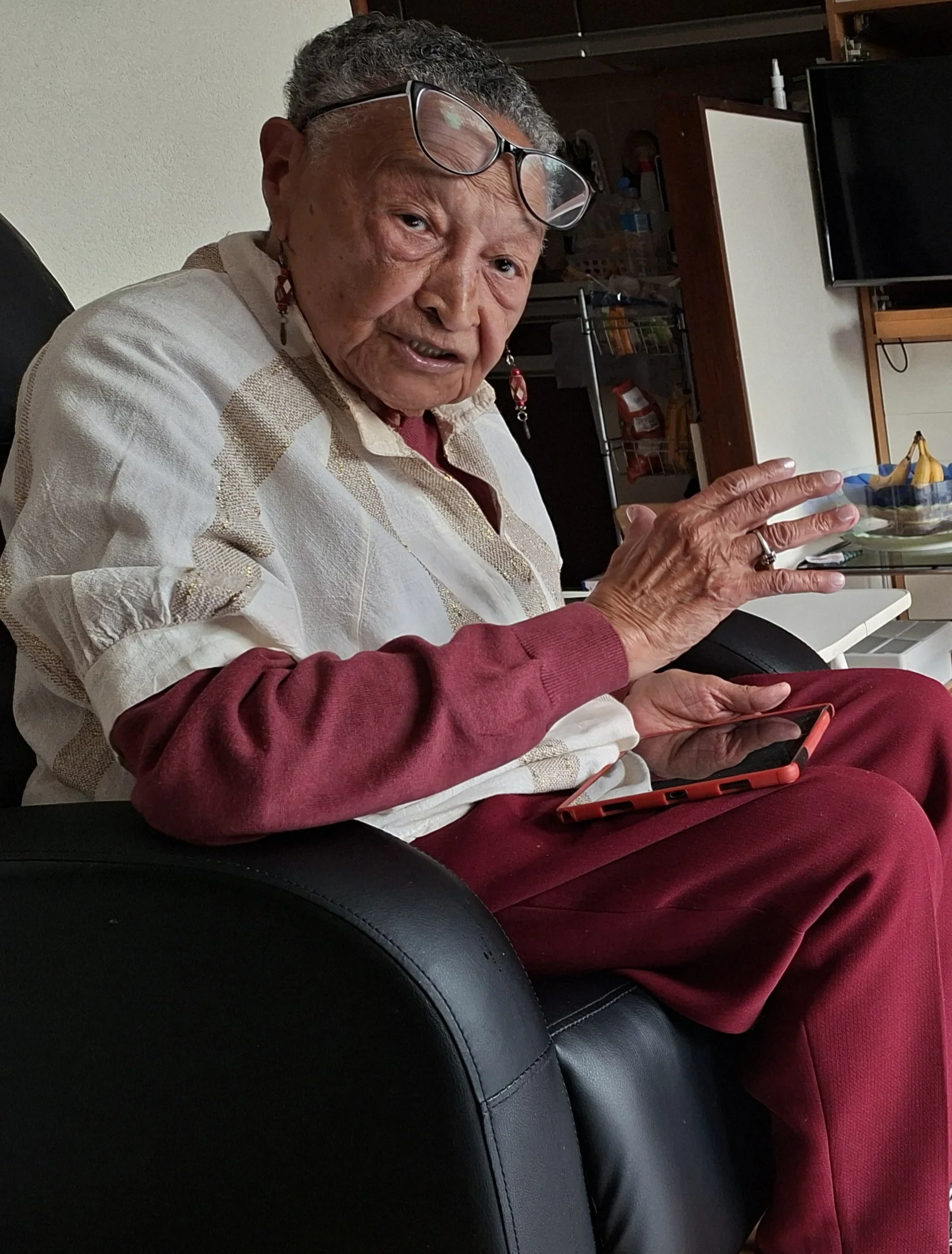 Nathaly Pengel-Wong zittend met een tablet op schoot
